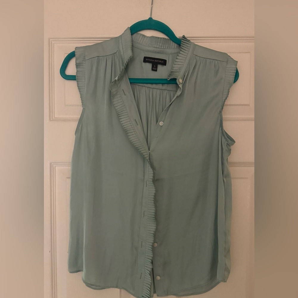 Banana Republic Ruffled Sleeveless Blouse in Soft Green
